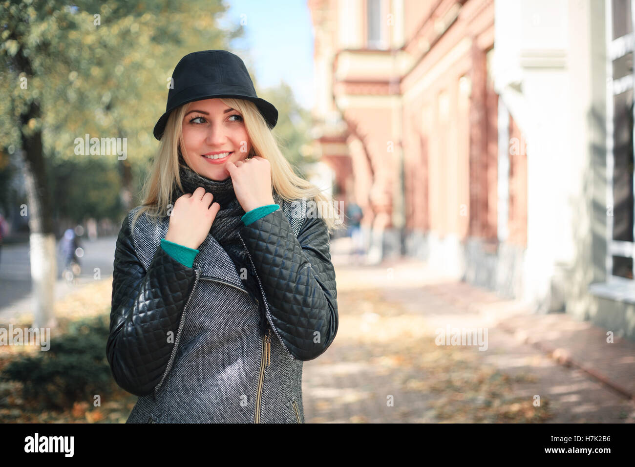 Portrait of a young woman in a hat dans la rue en automne Banque D'Images