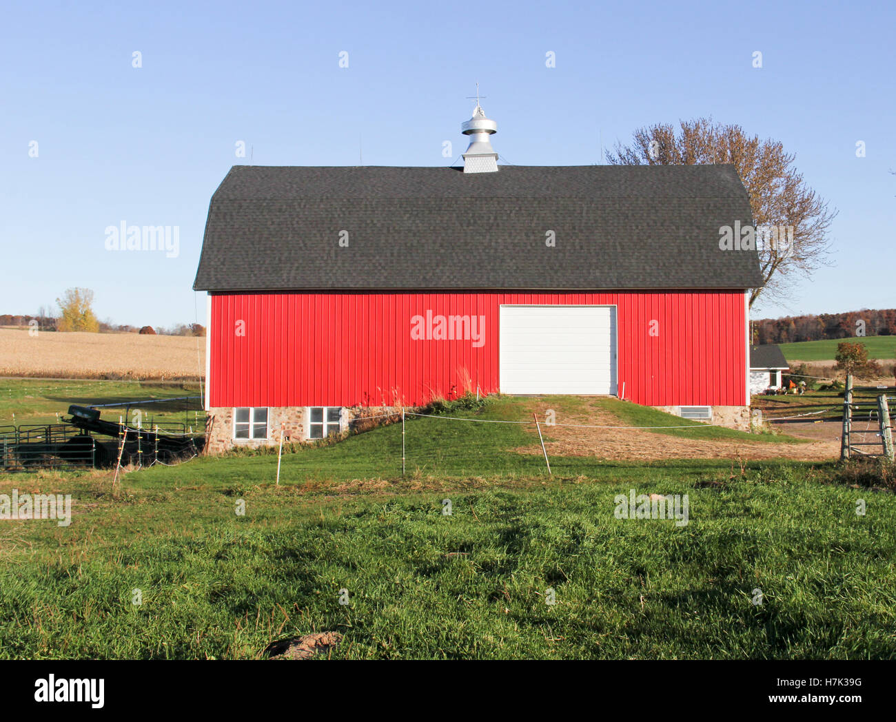 Red Horse Barn against a blue sky Banque D'Images