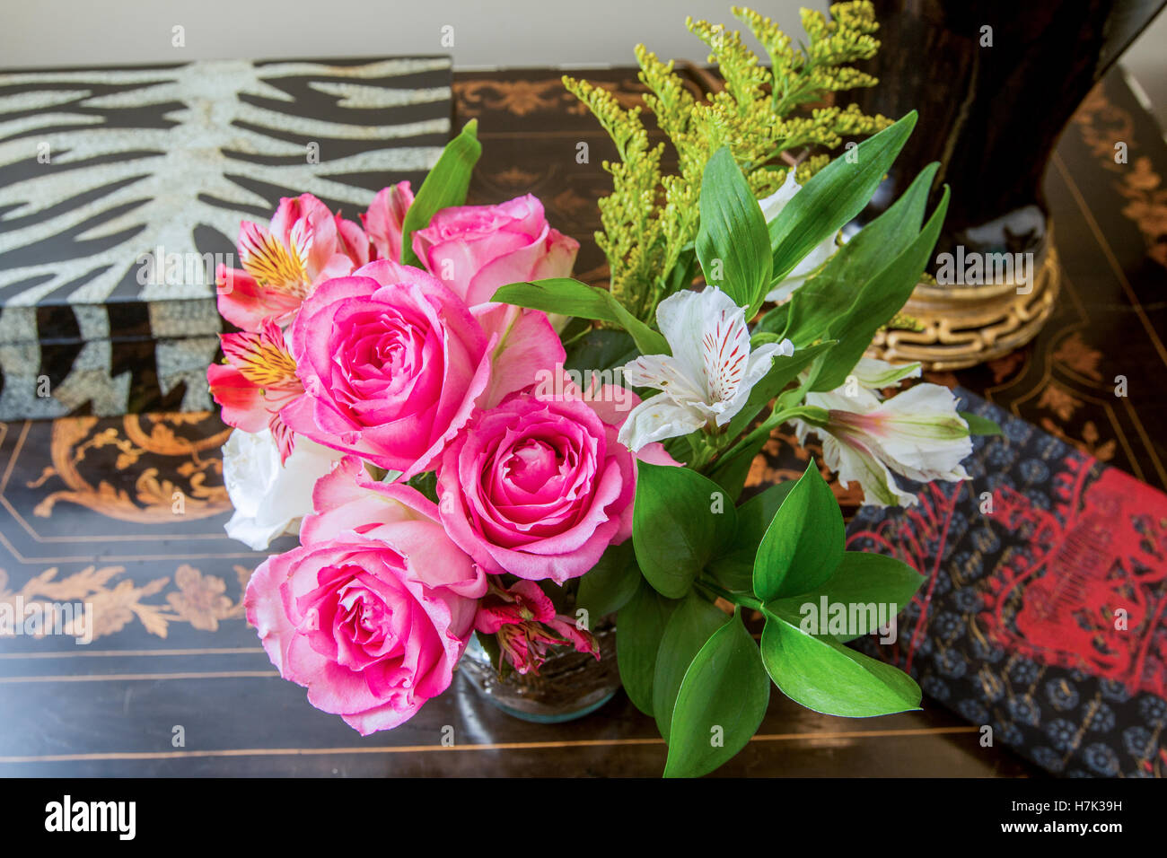 Arrangement de roses roses dans une maison Banque D'Images