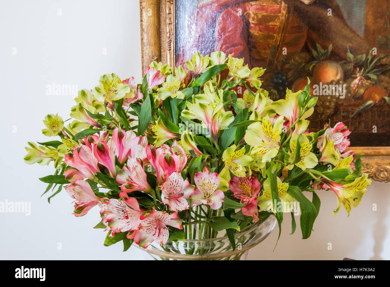 Arrangement de fleurs jaune et rose dans une maison Banque D'Images