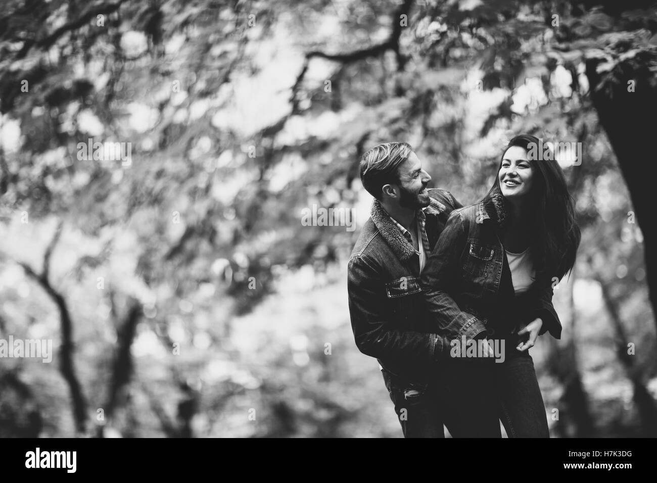 Young couple having fun in the autumn park Banque D'Images