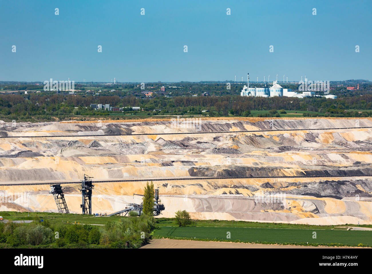 L'industrie de l'Allemagne de l'Ouest paysage avec une mine à ciel ouvert de lignite en face d'une usine de sucre Banque D'Images