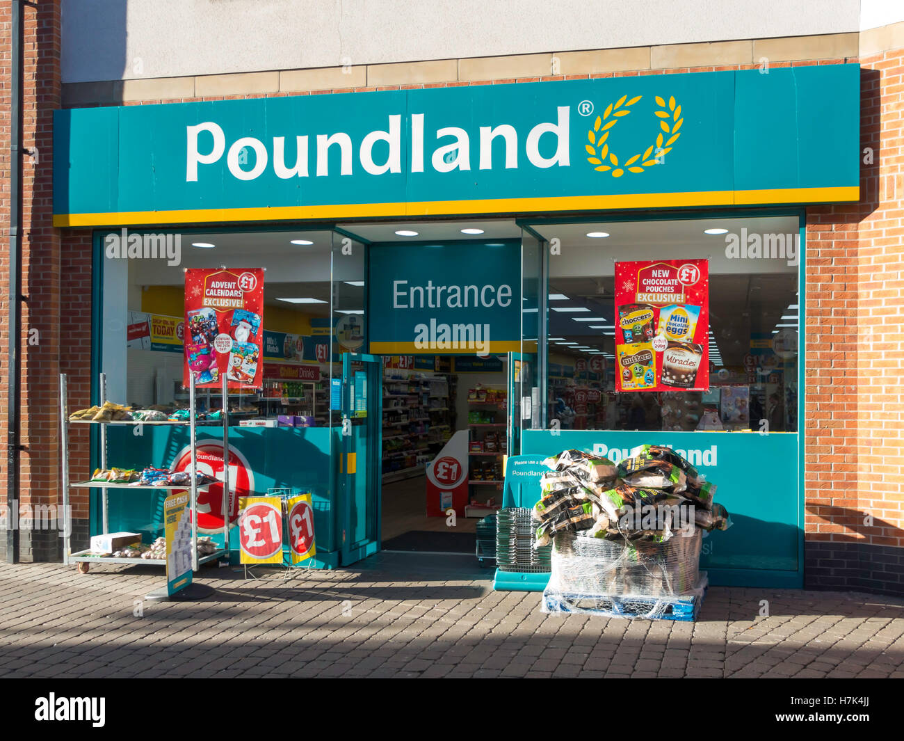 Poundland nationwide chain store vente de produits bon marché tous les prix de £ 1 offre de Noel dans la fenêtre Banque D'Images