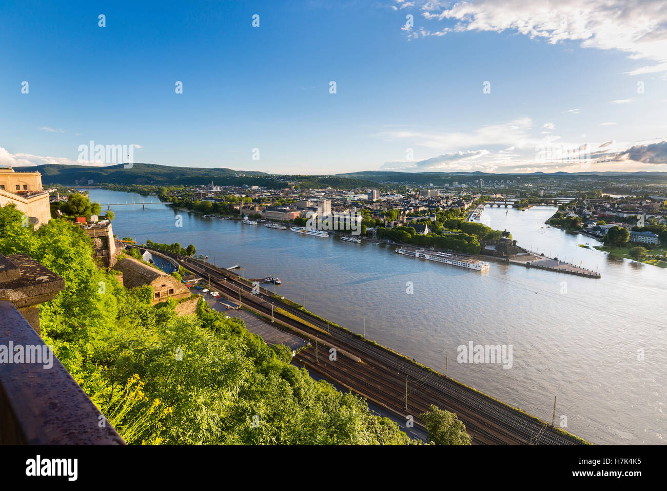 Avis de Deutsches Eck et la vieille ville de Coblence, Allemagne avec Rhin et Moselle vu de Ehrenbreitstein. Banque D'Images