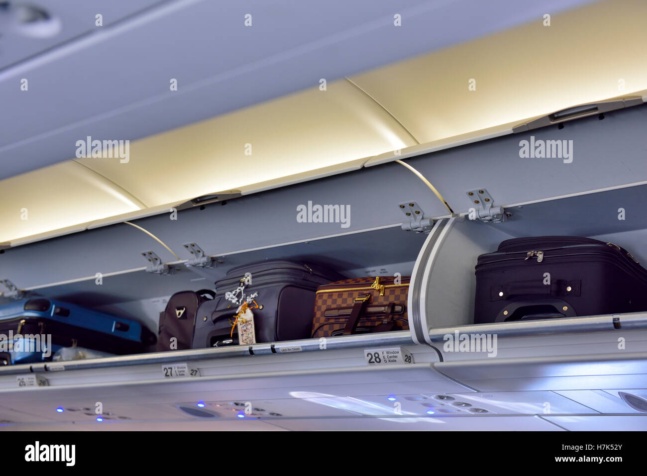 Dans le compartiment au-dessus de l'avion de passagers avec bagages à main Banque D'Images