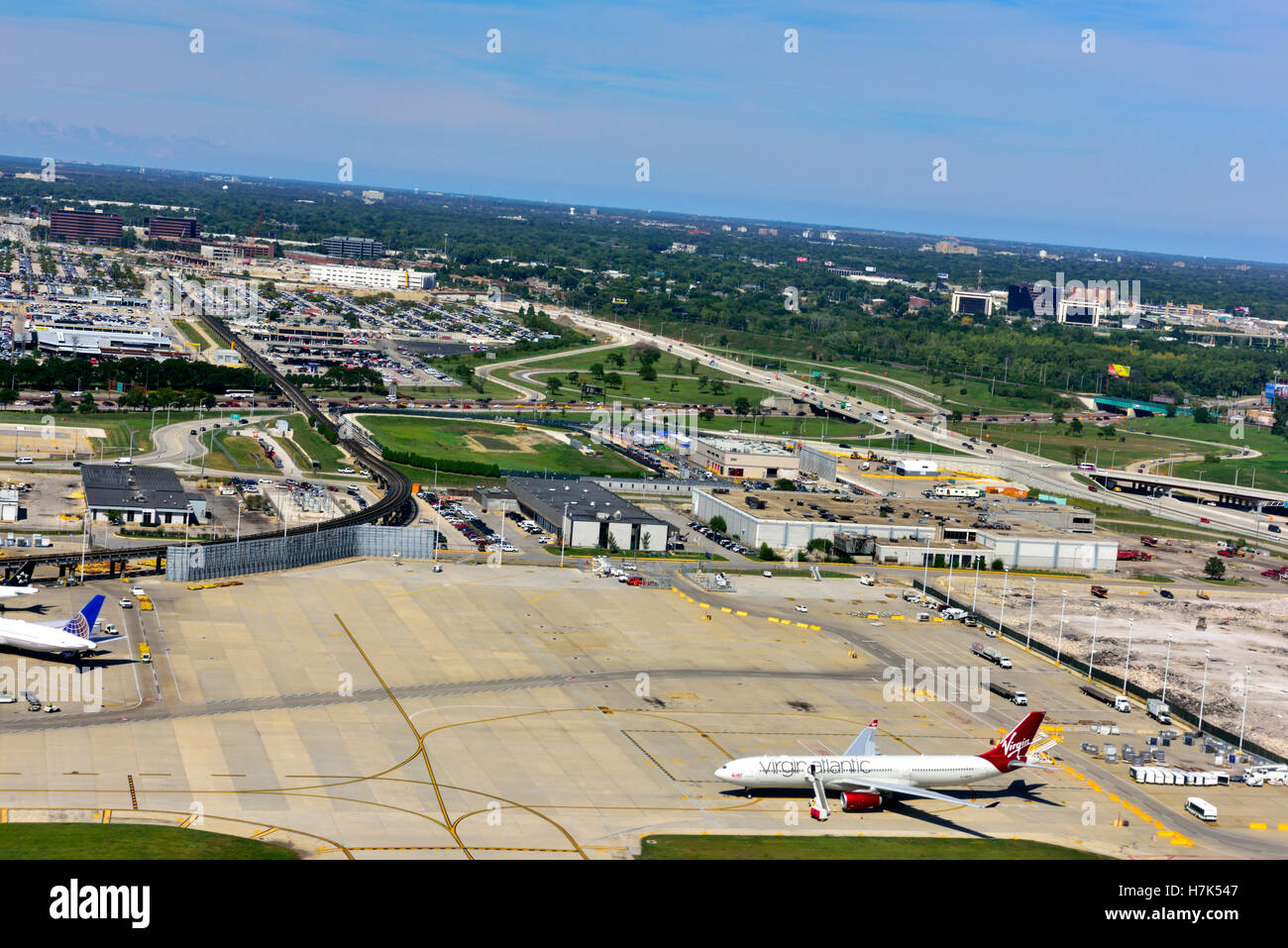 Vue aérienne aéroport international O'Hare de Chicago et Chicago banlieue, USA Banque D'Images