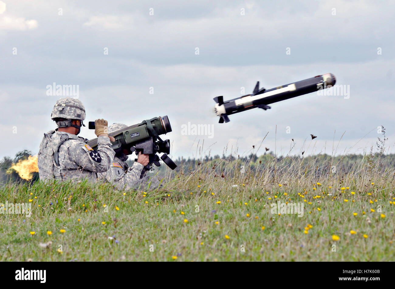 Des soldats américains un incendie M98 lance-missiles pendant les opérations de gamme à la zone d'entraînement Grafenwoehr caserne près de Rose le 23 septembre 2014 à Vilseck, Allemagne. Banque D'Images