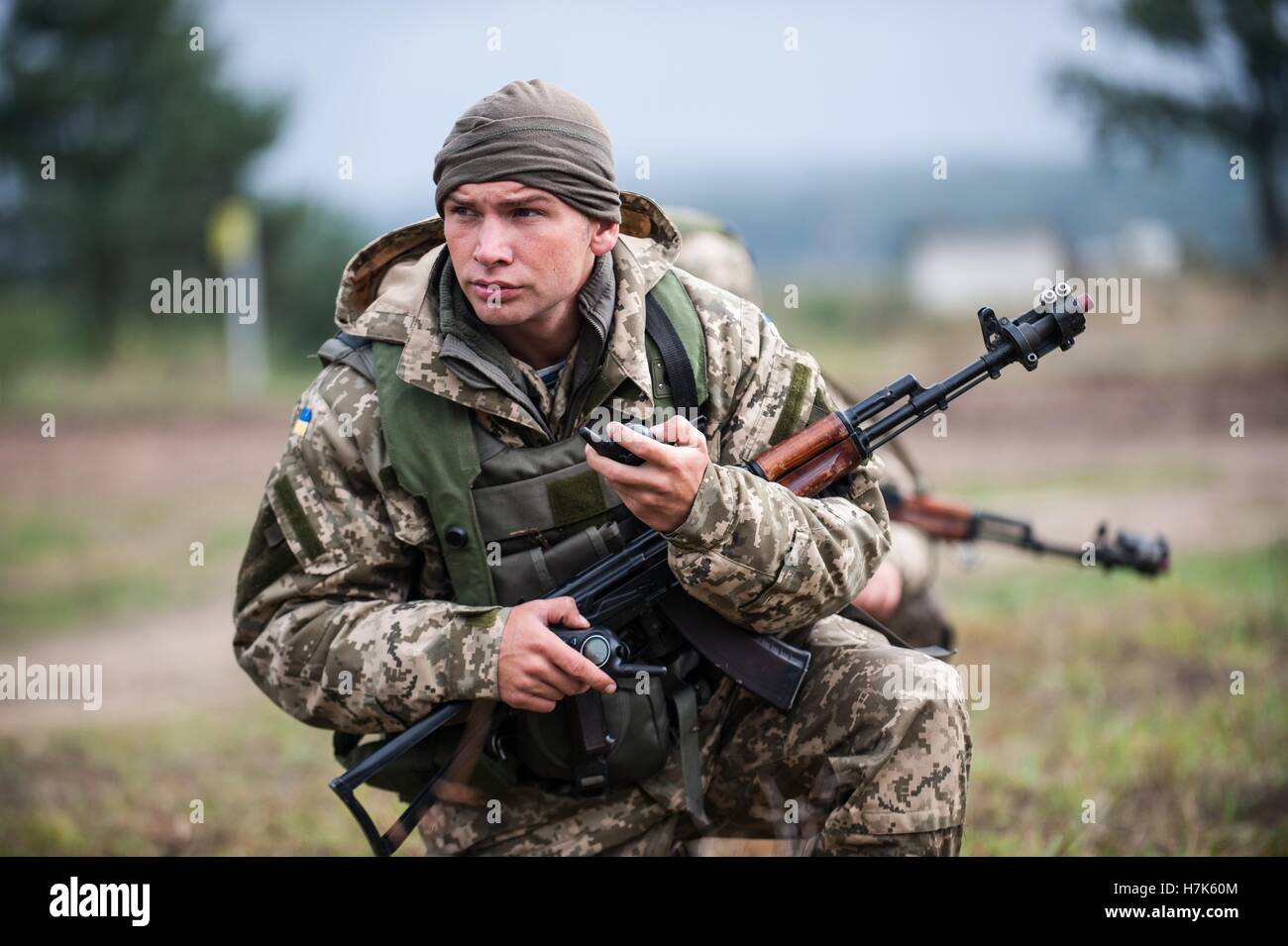 Un soldat de la Marine ukrainienne au cours de l'exercice Trident rapide cordon et recherchez une mission de formation au maintien de la paix internationale et la sécurité le 23 septembre 2014 dans l'viv, Ukraine. Banque D'Images