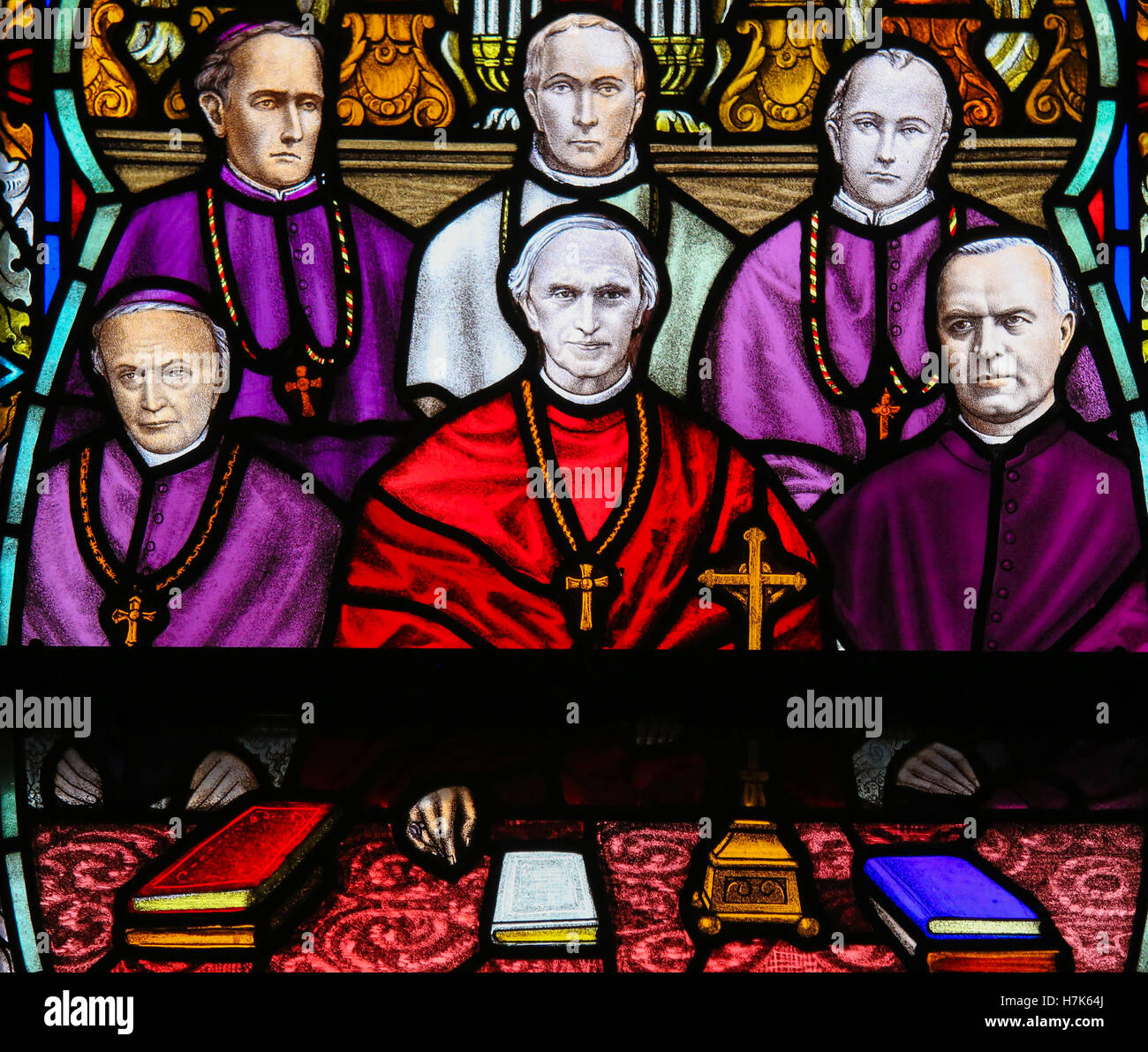 Vitrail représentant le cardinal Mercier (1851 - 1926) et les évêques belges, dans la Cathédrale de Malines, Belgique. Banque D'Images