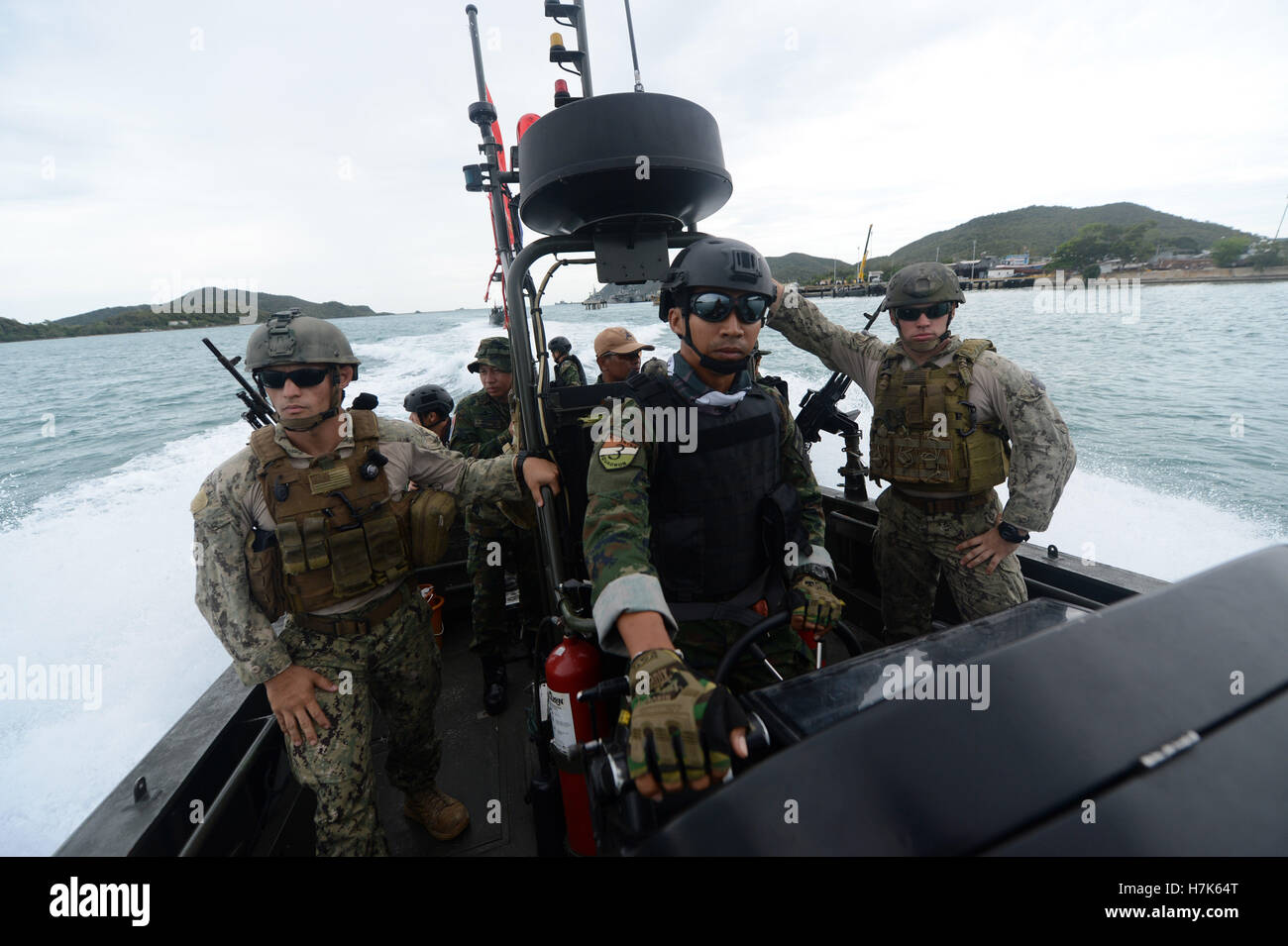 Les soldats américains et les marins de la Marine royale thaïlandaise à bord d'une embarcation d'opérations spéciales au cours de la formation et de préparation à la coopération à flot le 27 août 2015 à Sattahip, Thaïlande. Banque D'Images