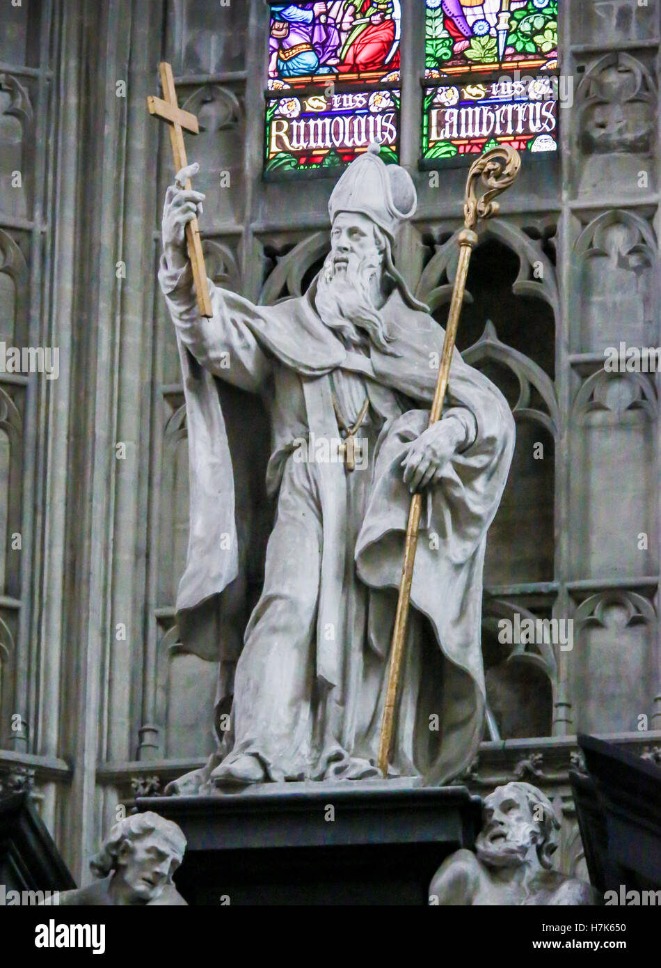 Statue de Saint Rumbold, le saint patron de Malines, dans la Cathédrale de Saint Rumbold à Mechelen, Belgique. Banque D'Images