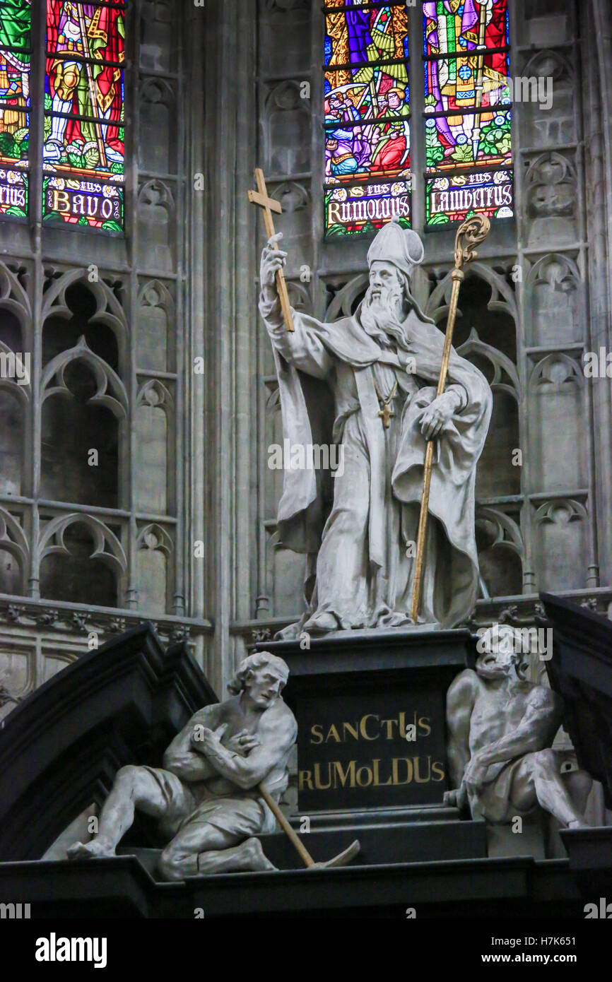 Statue de Saint Rumbold, le saint patron de Malines, dans la Cathédrale de Saint Rumbold à Mechelen, Belgique. Banque D'Images