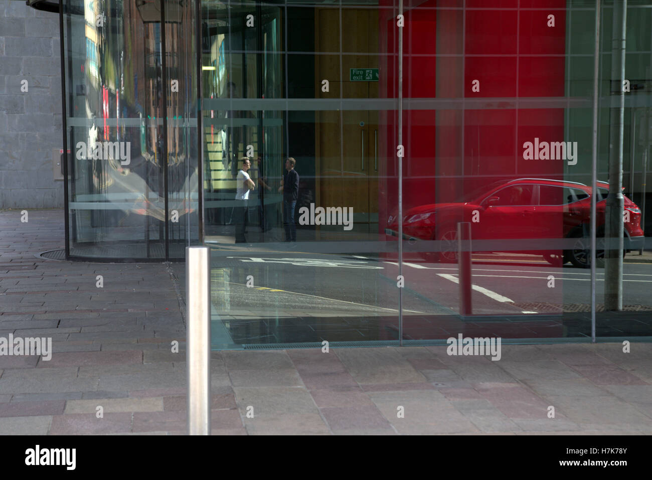 Cityscape réflexions red car les gens parler glass Banque D'Images