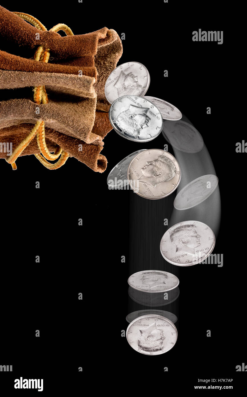 Sac de dollars la moitié de l'argent tombe du sac d'argent. Banque D'Images
