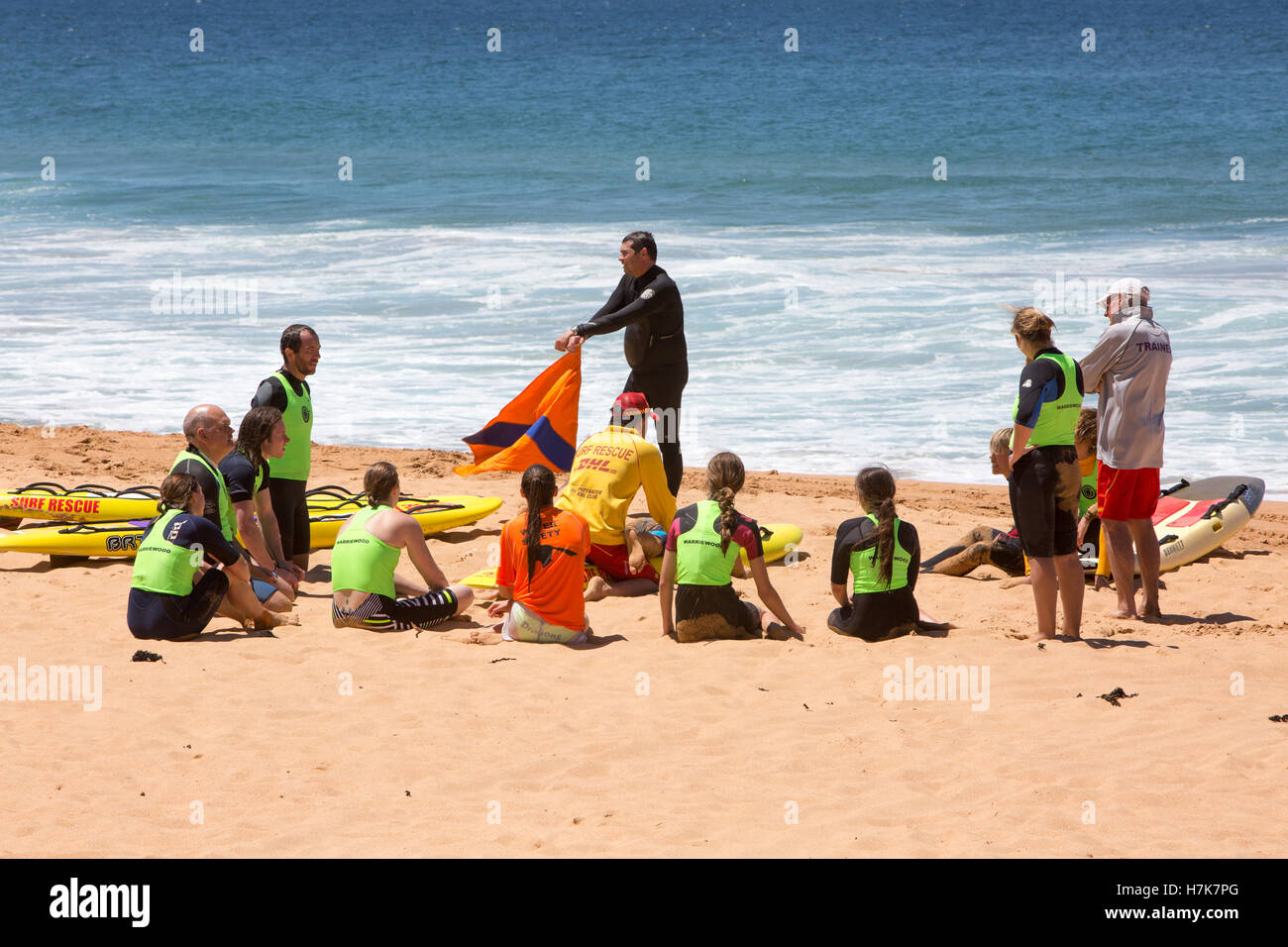 Surf lifesavers de sauvetage de sauveteurs ayant une séance de formation sur l'warriewood beach, Sydney, Australie Banque D'Images