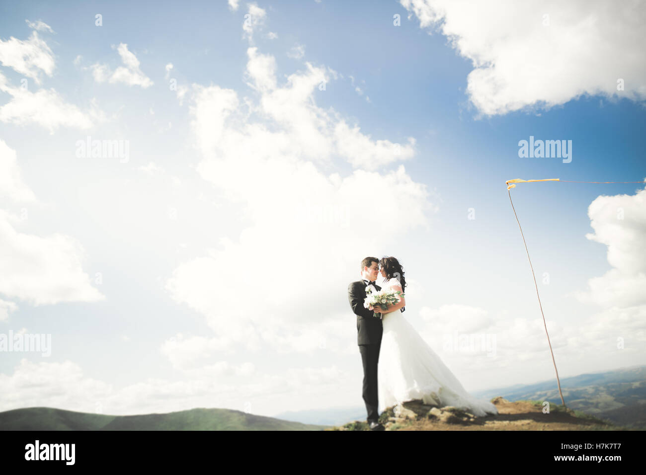 Magnifique magnifique à bride groom et le plaisir, à la cérémonie de luxe avec vue imprenable sur les montagnes, de l'espace pour texte, wedding couple Banque D'Images