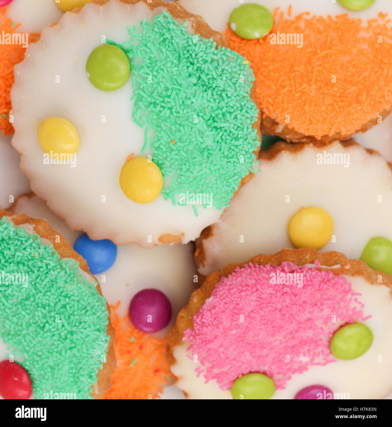 Fort de saupoudrer les biscuits colorés happy face Banque D'Images