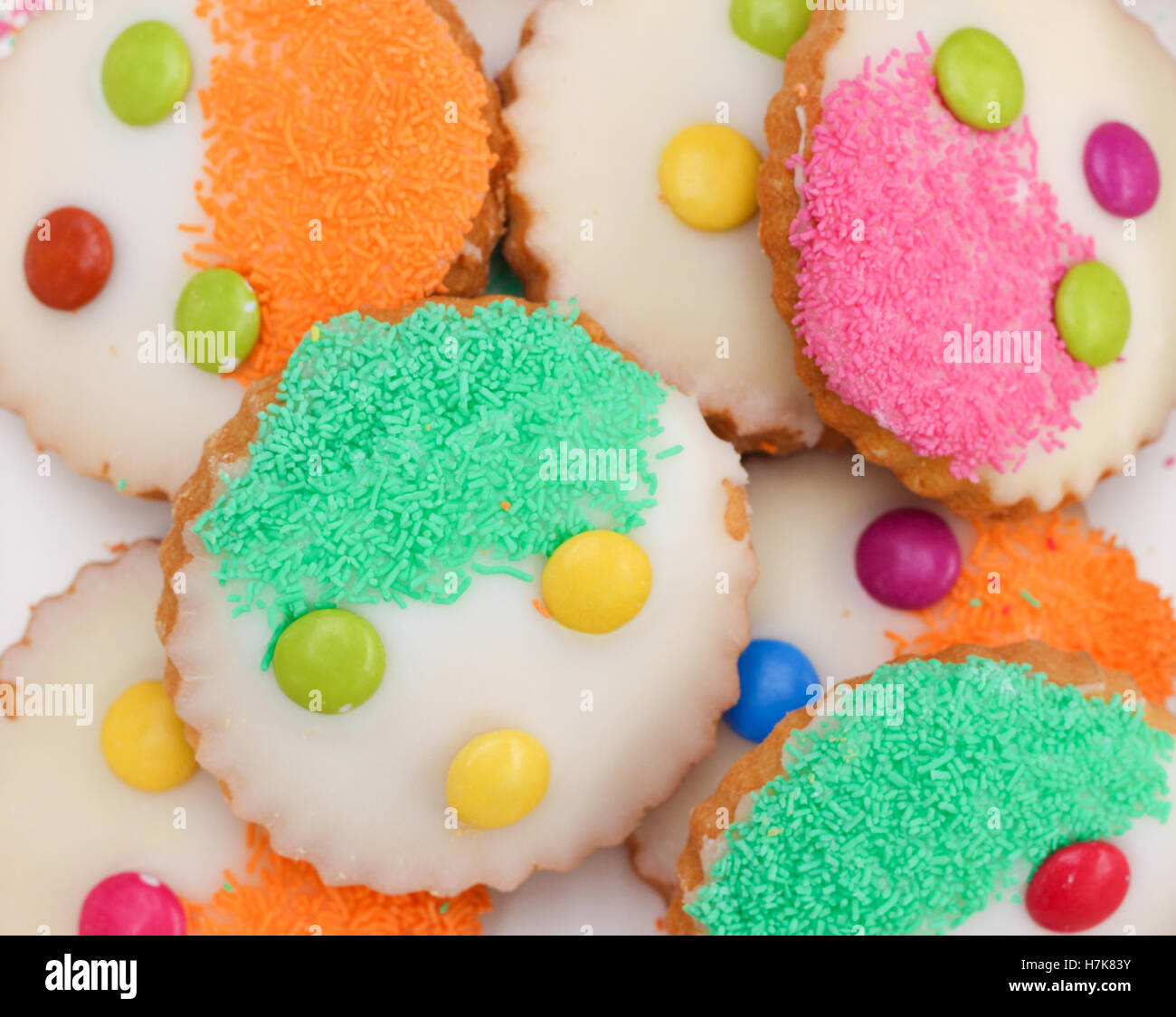 Fort de saupoudrer les biscuits colorés happy face Banque D'Images