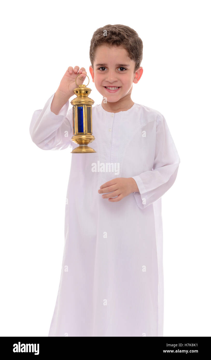 Heureux garçon musulman à célébrer le ramadan Djellaba blanc isolé sur fond blanc Banque D'Images