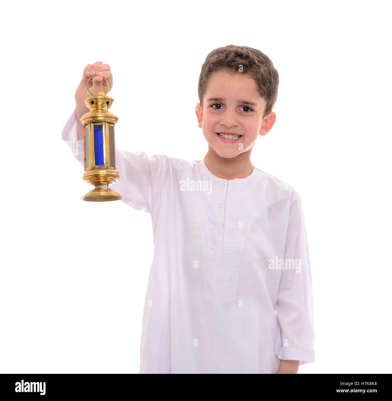 Portrait de garçon musulman à célébrer le ramadan Djellaba blanc isolé sur fond blanc Banque D'Images