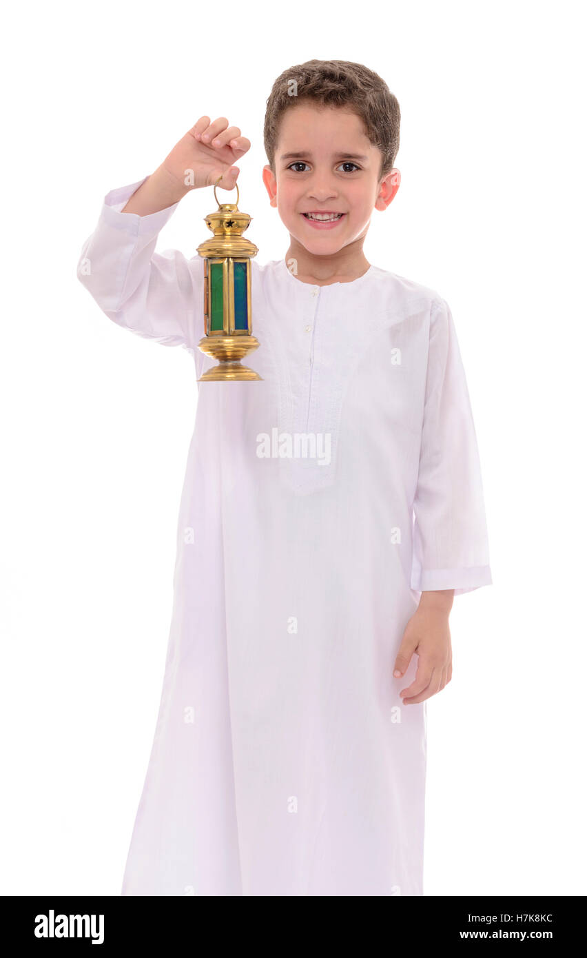 Garçon musulman portant Djellaba blanche célébrant le Ramadan isolé sur fond blanc Banque D'Images