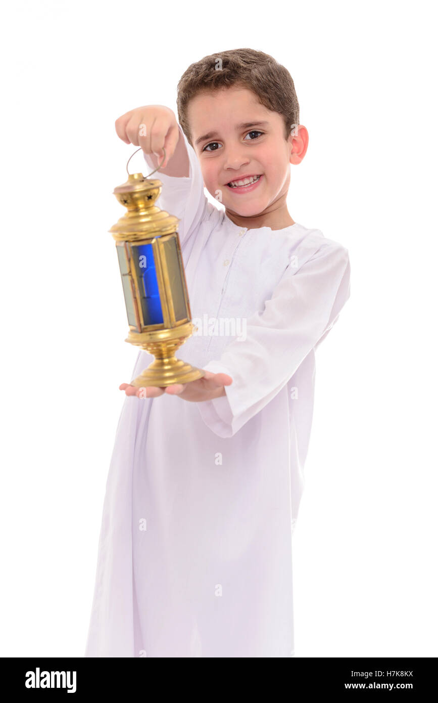 Garçon musulman en djellaba blanche avec lanterne célébrer le ramadan isolé sur fond blanc Banque D'Images