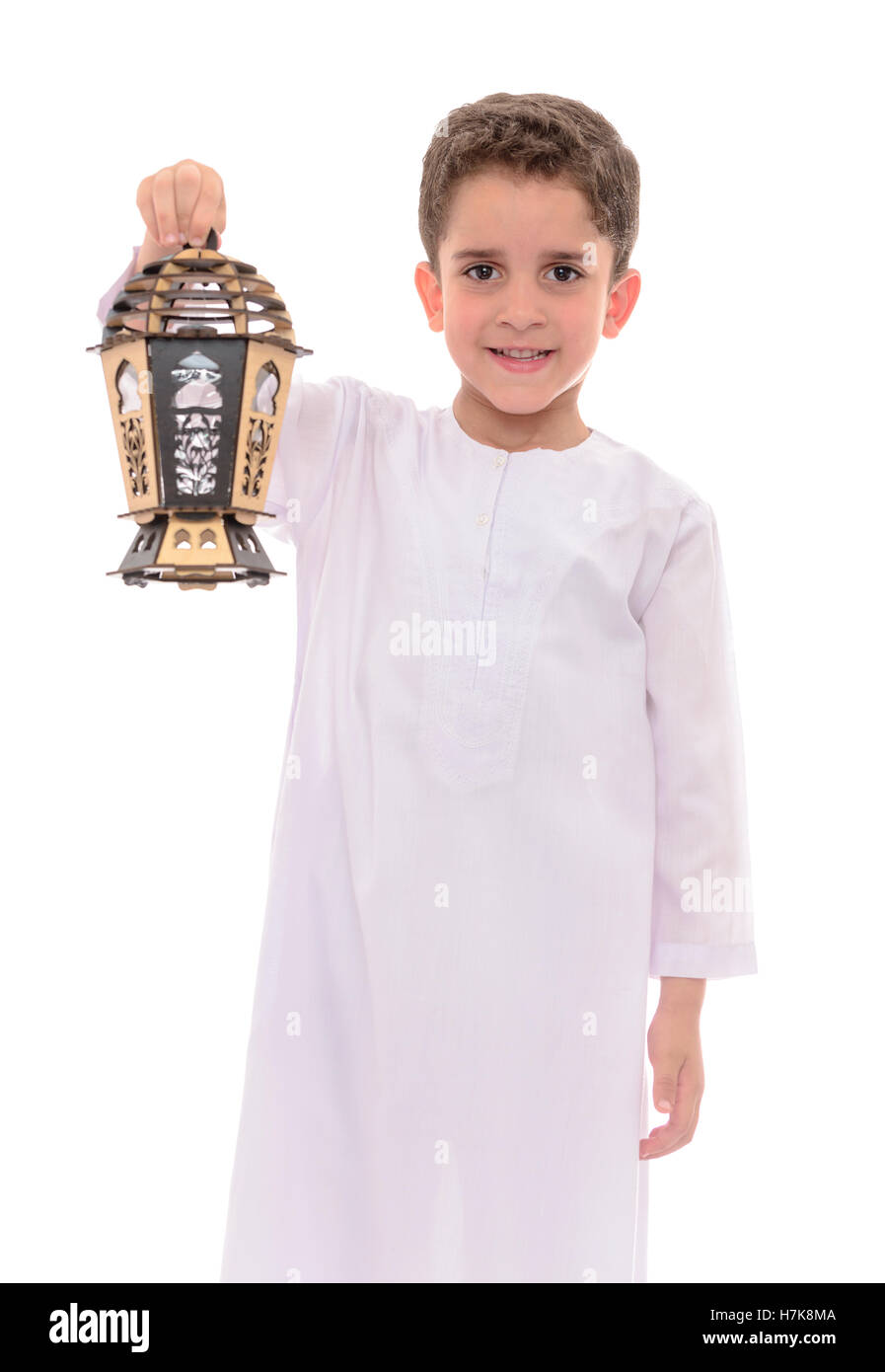 Happy Boy avec lanterne en djellaba blanche célébrant le Ramadan isolé sur fond blanc Banque D'Images