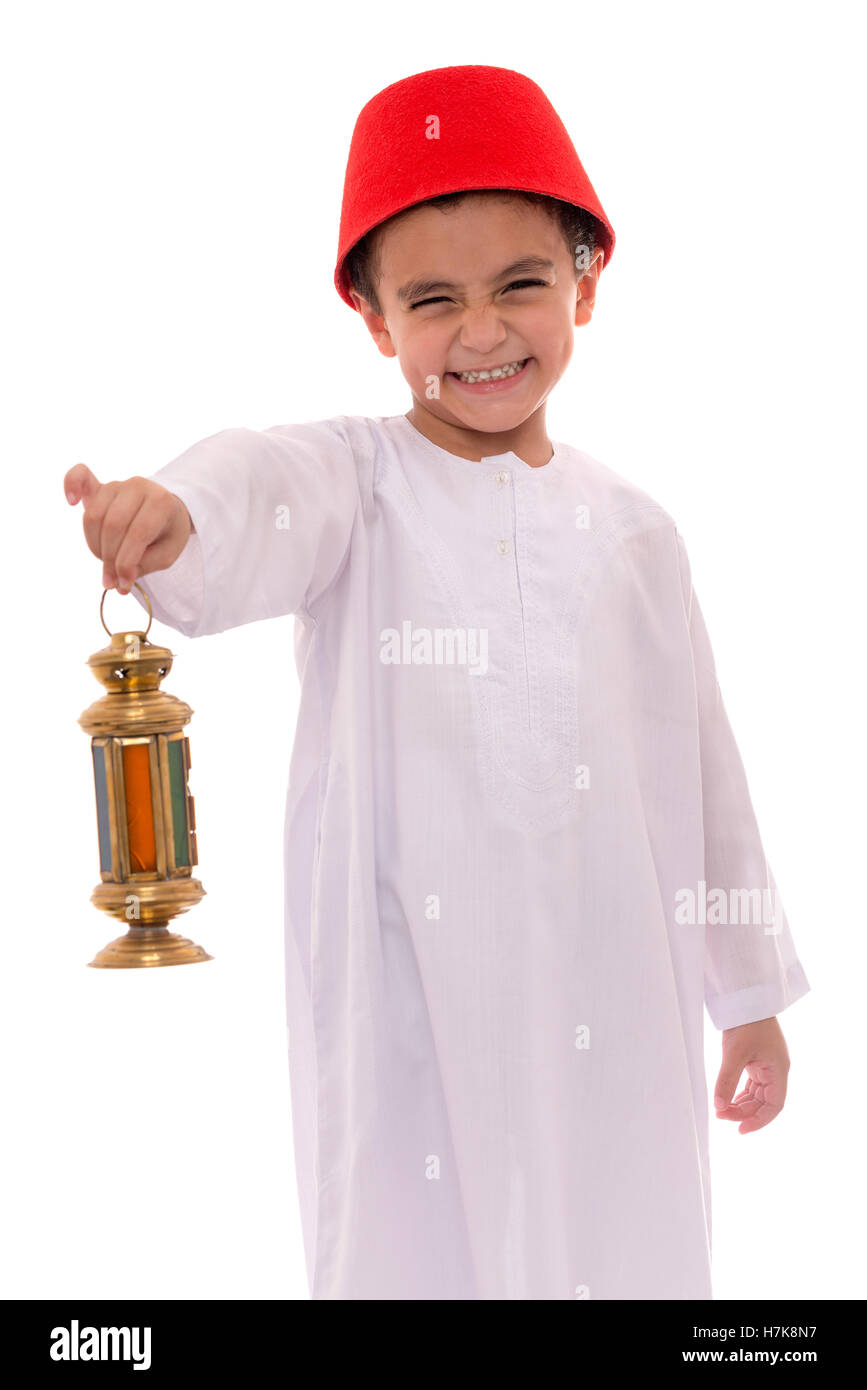 Happy Young Boy avec Fès célébrant le Ramadan isolé sur fond blanc Banque D'Images