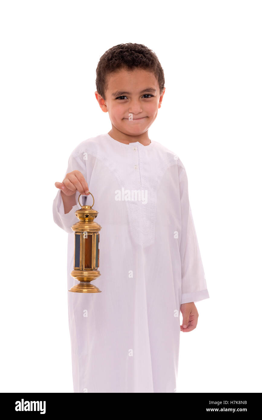 Smiling Young Boy Celebrating Ramadan isolé sur fond blanc Banque D'Images