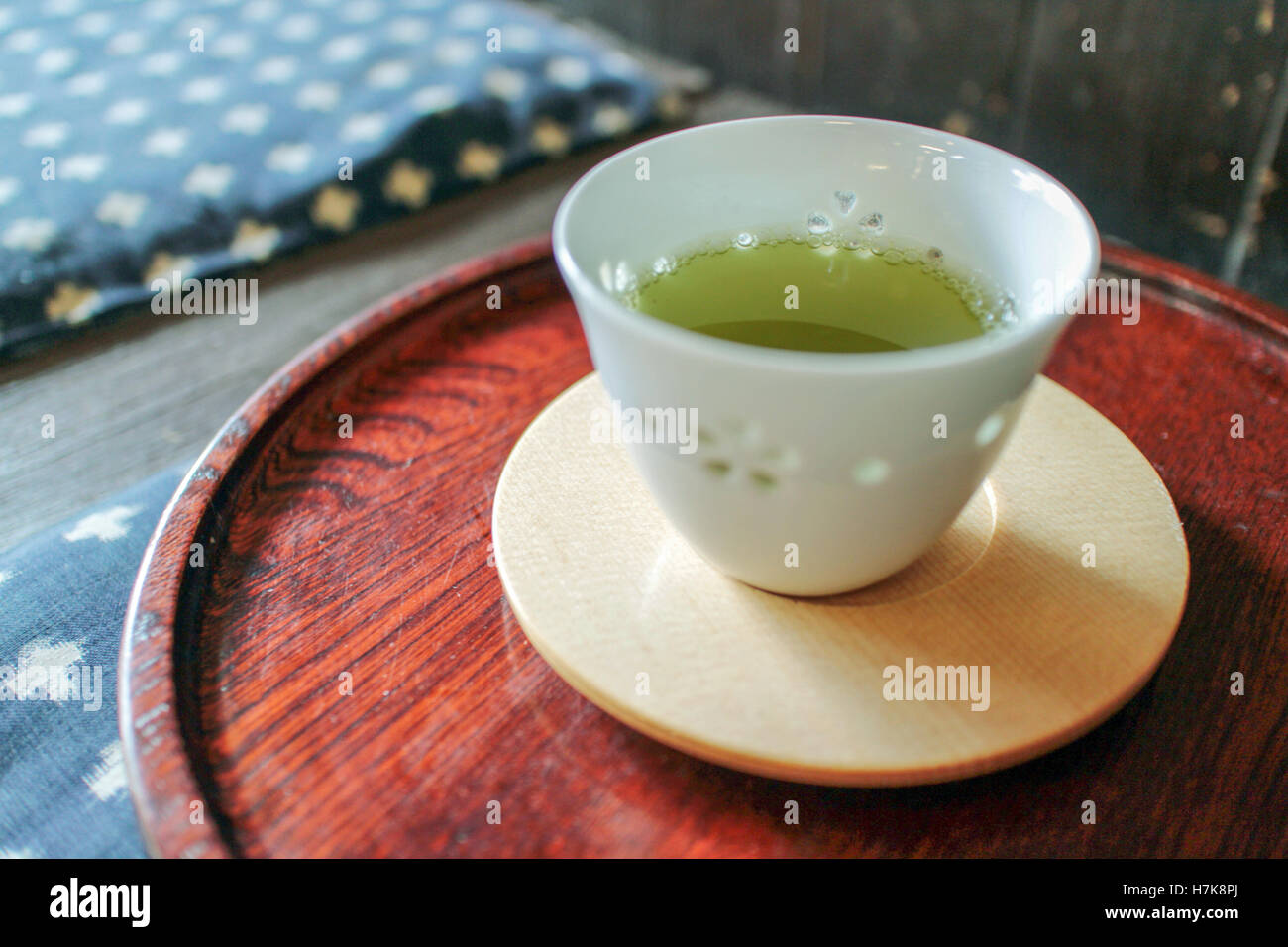 Le thé de l'après-midi spa day. Une tasse de thé vert sur un plateau en bois traditionnel Banque D'Images