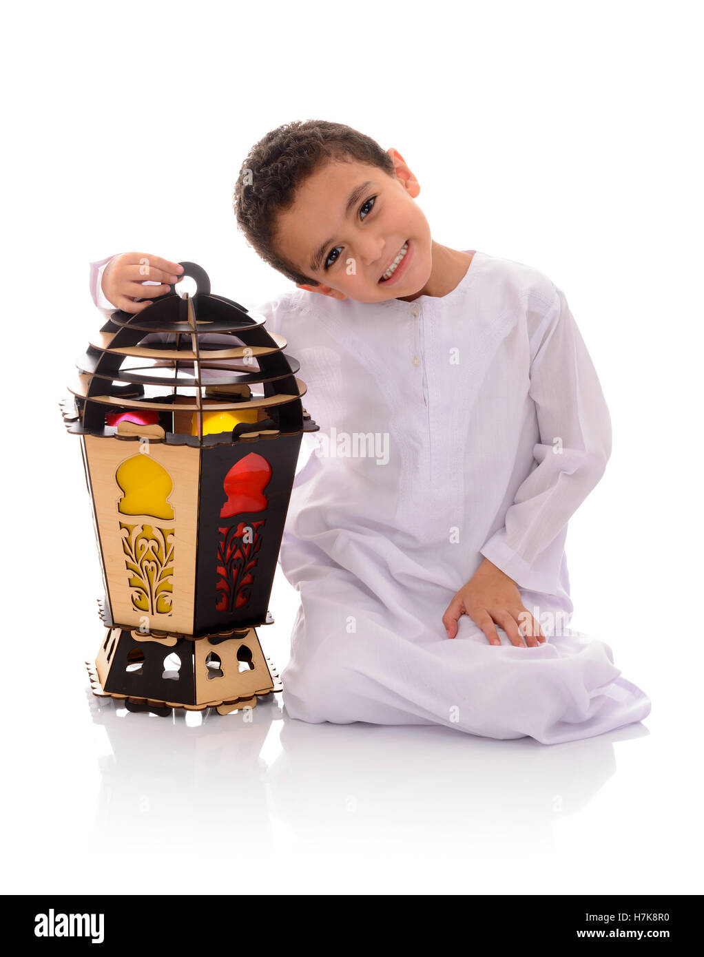 Happy Young Boy with Big Lantern célébrant le Ramadan isolé sur fond blanc Banque D'Images