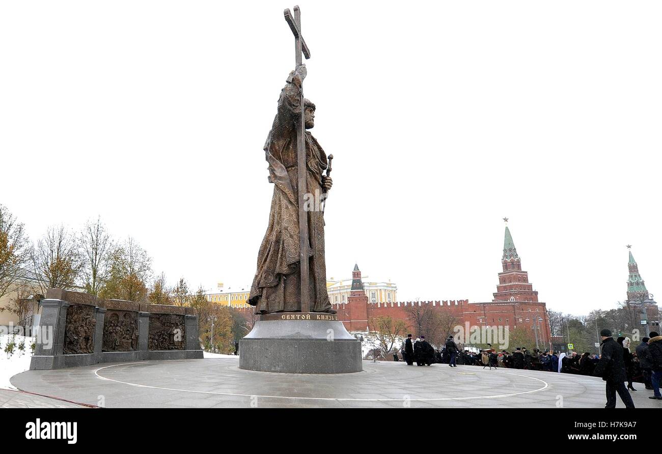 Le monument de Vladimir le Grand, sur la Place Rouge Le 4 novembre 2016 à Moscou, Russie. Le Prince Vladimir le Grand a jugé la Russie kiévienne au 10ème siècle et est considéré comme le fondateur de la civilisation orthodoxe slave de l'Est. Banque D'Images