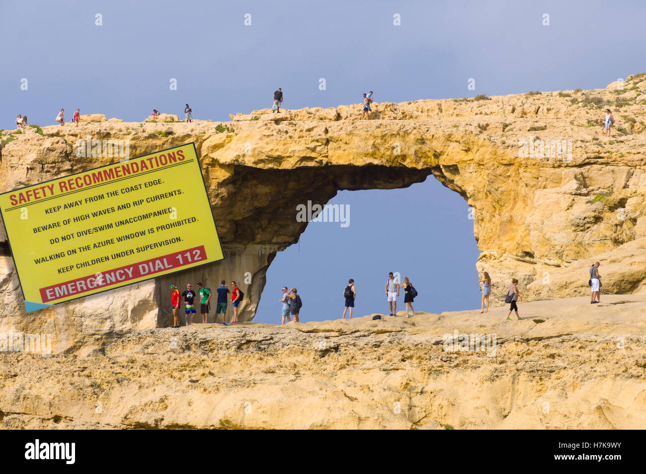 Gozo, Dwejra bay. La fenêtre d'Azur rock arch, où la marche sur la formation est interdit, mais des centaines d'désobéir. 7 mars 2017 s'est effondré Banque D'Images