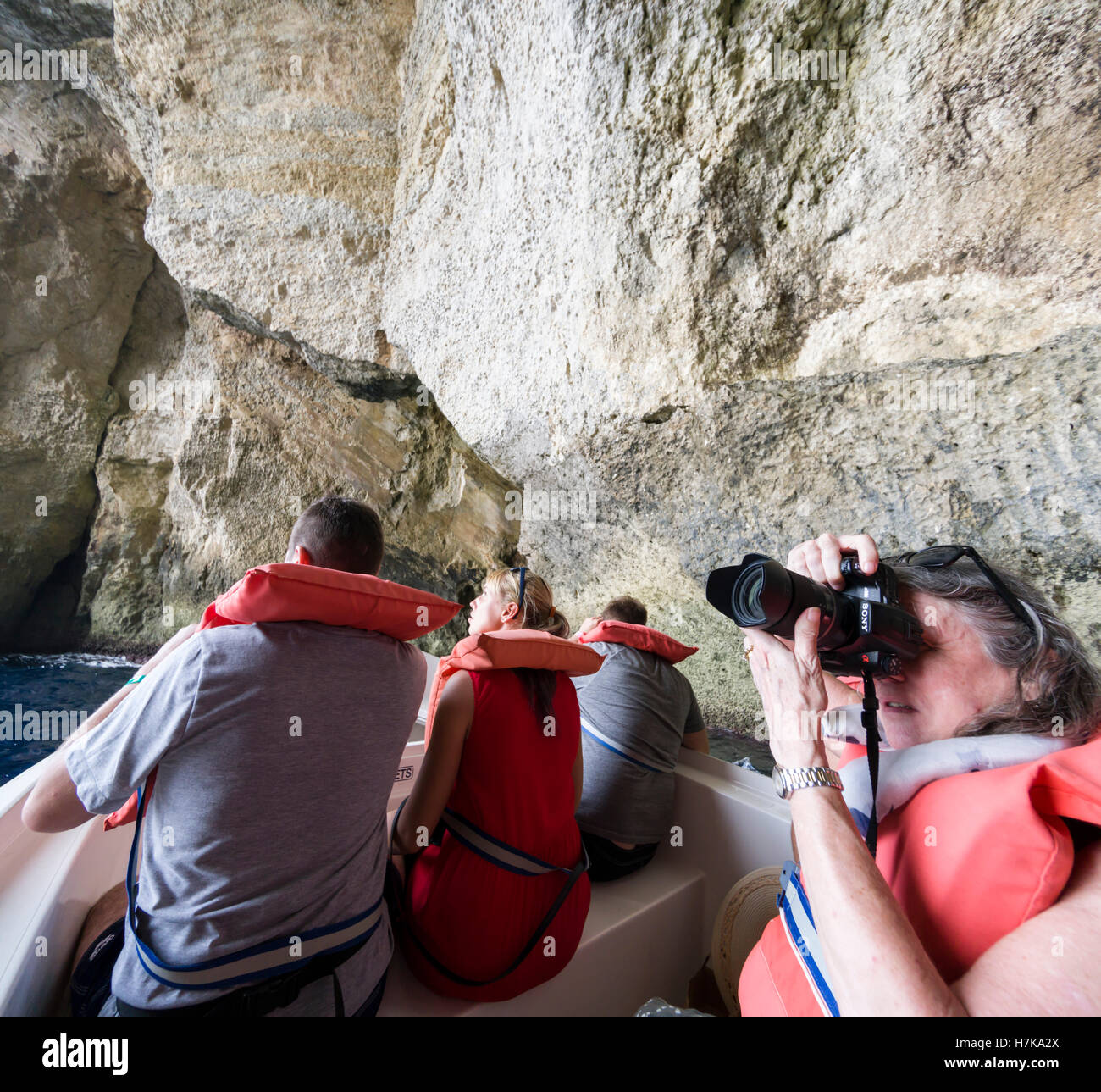 Gozo, Dwejra bay. La mer intérieure. Excursion en bateau pour voir la fenêtre d'Azur, à travers l'accès à la grotte de lagon. Banque D'Images