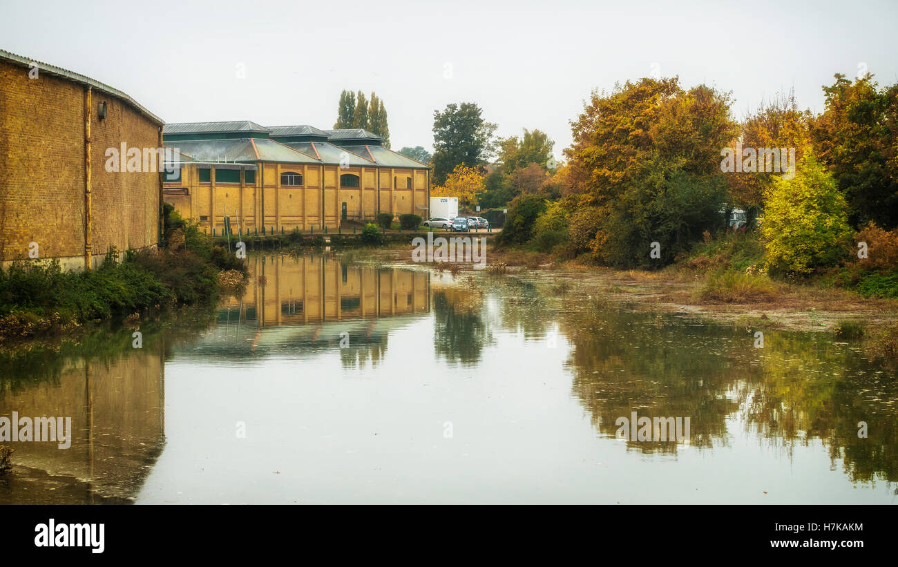 Faversham Creek à marée haute à l'automne de Faversham Kent England Banque D'Images