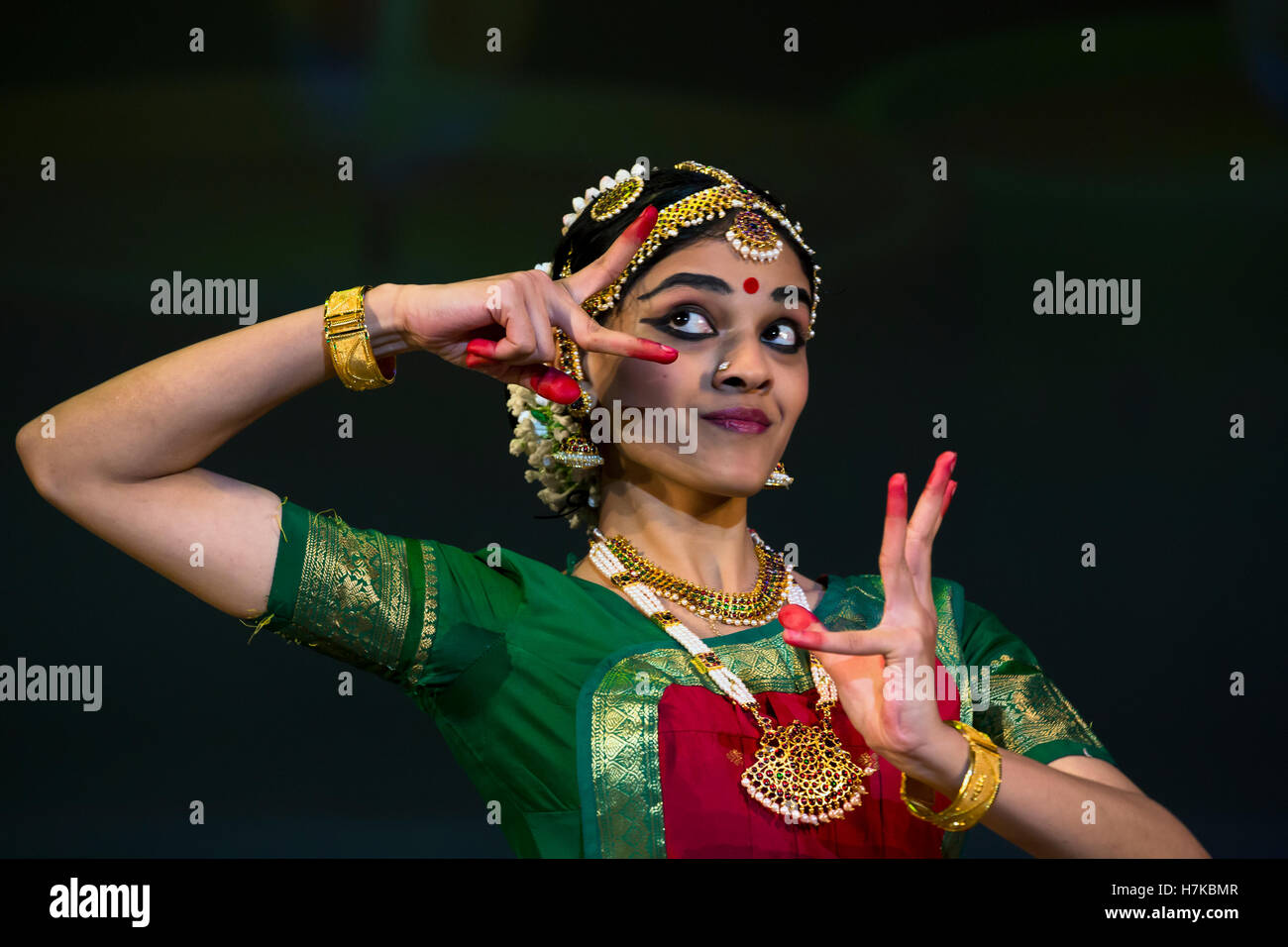 Indian girl est la danse vêtements nationaux au cours de la fête de Diwali (la fête hindoue des lumières) Banque D'Images