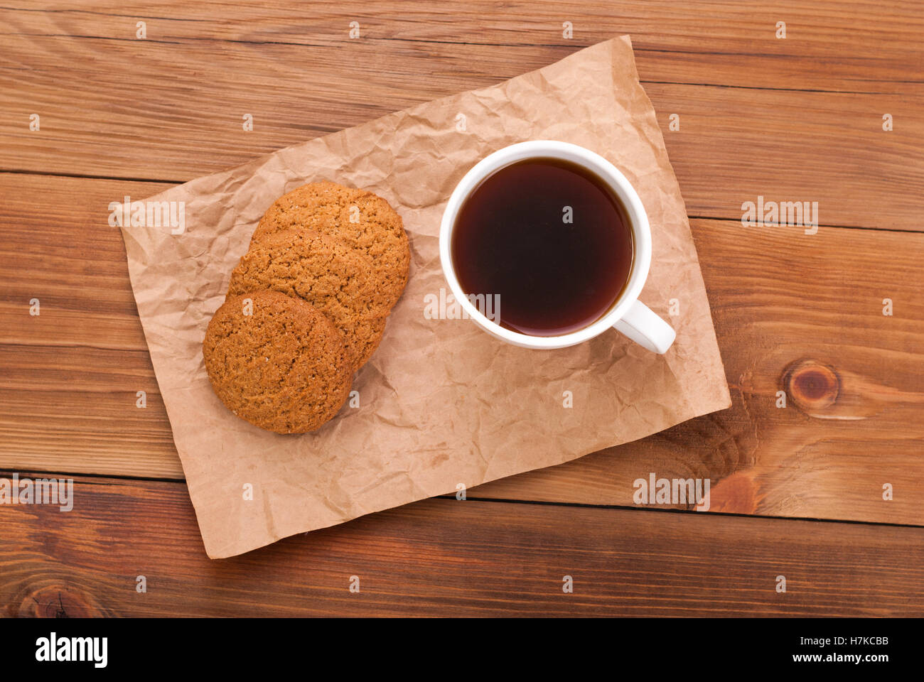 Tasse de café et des sablés sur la table. Banque D'Images