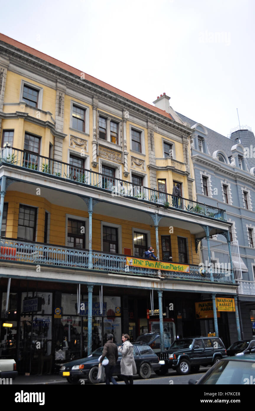Cape Town, Afrique du Sud : le Pan African Market, anciennement le ywca bâtiment dédié à Minnie et Maria Bam, sur la longue rue centrale Banque D'Images