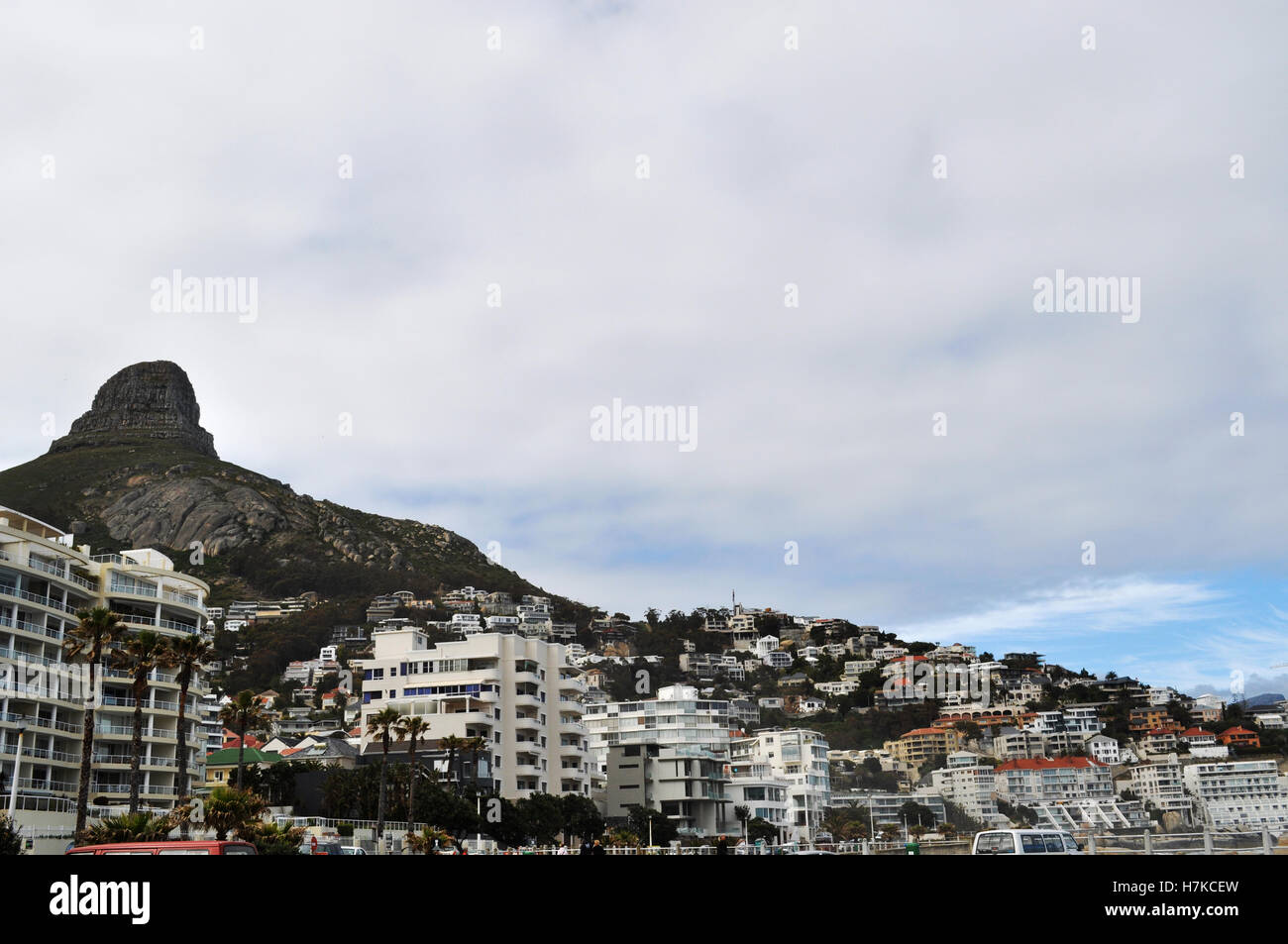 Afrique du Sud : vue sur le pic du Lion's Head, une montagne entre la montagne de la table et Signal Hill, et les toits de Sea Point Banque D'Images