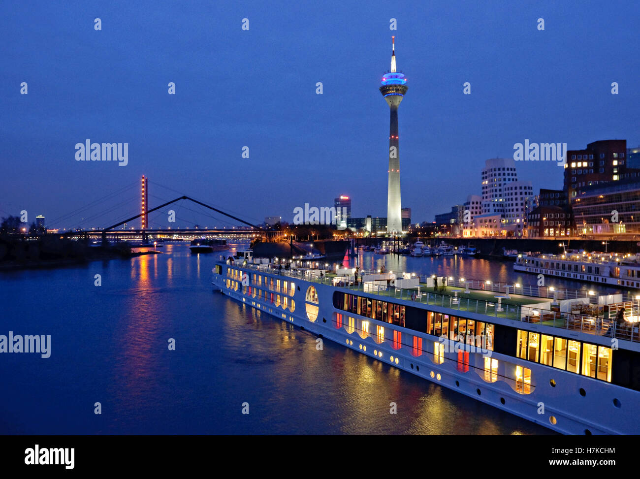 A-ROSA river croisière navire quittant le port des médias à Duesseldorf, Rhénanie du Nord-Westphalie Banque D'Images