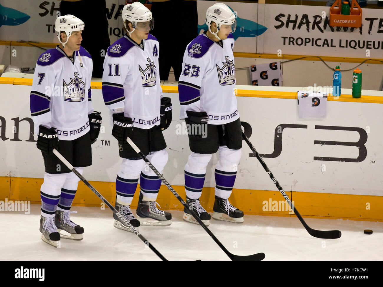 Le 9 décembre 2009, San Jose, CA, USA ; Los Angeles Kings le défenseur Rob Scuderi (7) et centre Anze Kopitar (11) et l'aile droite Dustin Brown (23) avant le match contre les Sharks de San Jose chez HP Pavilion. Los Angeles a battu San Jose 5-4 en prolongation. Banque D'Images