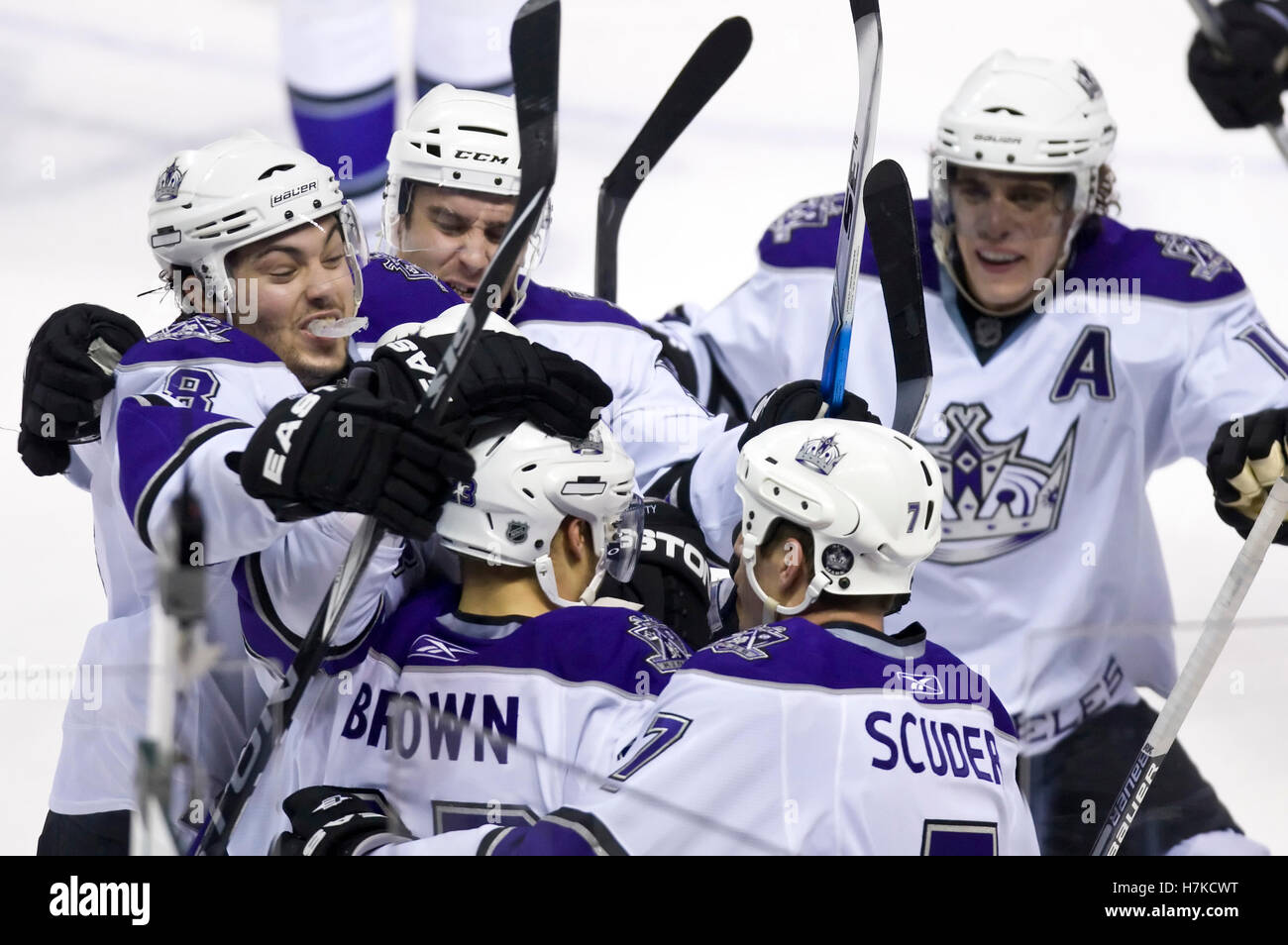 Le 9 décembre 2009, San Jose, CA, USA ; los angeles kings aile droite dustin brown (à gauche) et le défenseur Rob Scuderi (7) et le défenseur Drew doughty (8) et centre anze kopitar (11) célébrer après avoir marqué le but gagnant jeu contre les Sharks de San Jose au cours de la période d'heures supplémentaires chez hp pavilion. los angeles a battu san jose 5-4 en prolongation. Banque D'Images