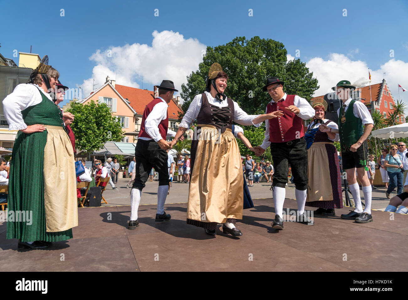 Groupe de danse folklorique danse en costumes traditionnels, le lac de Constance, Lindau, Bavière, Allemagne Banque D'Images