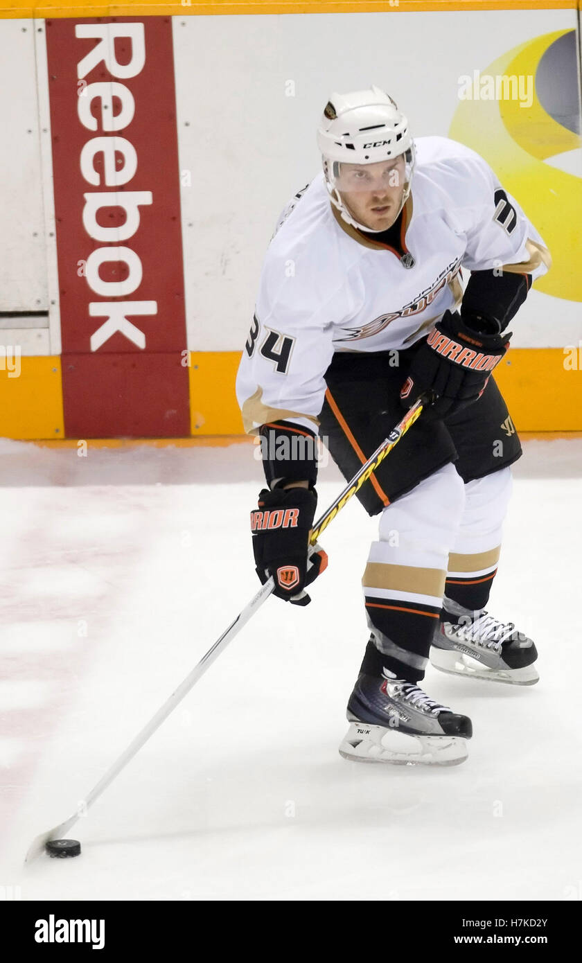 21 janvier 2010 ; San Jose, CA, États-Unis ; James Wisniewski, défenseur des Ducks d'Anaheim (34) pendant la deuxième période contre les requins de San Jose au HP Pavilion. San Jose a battu Anaheim 3-1. Banque D'Images