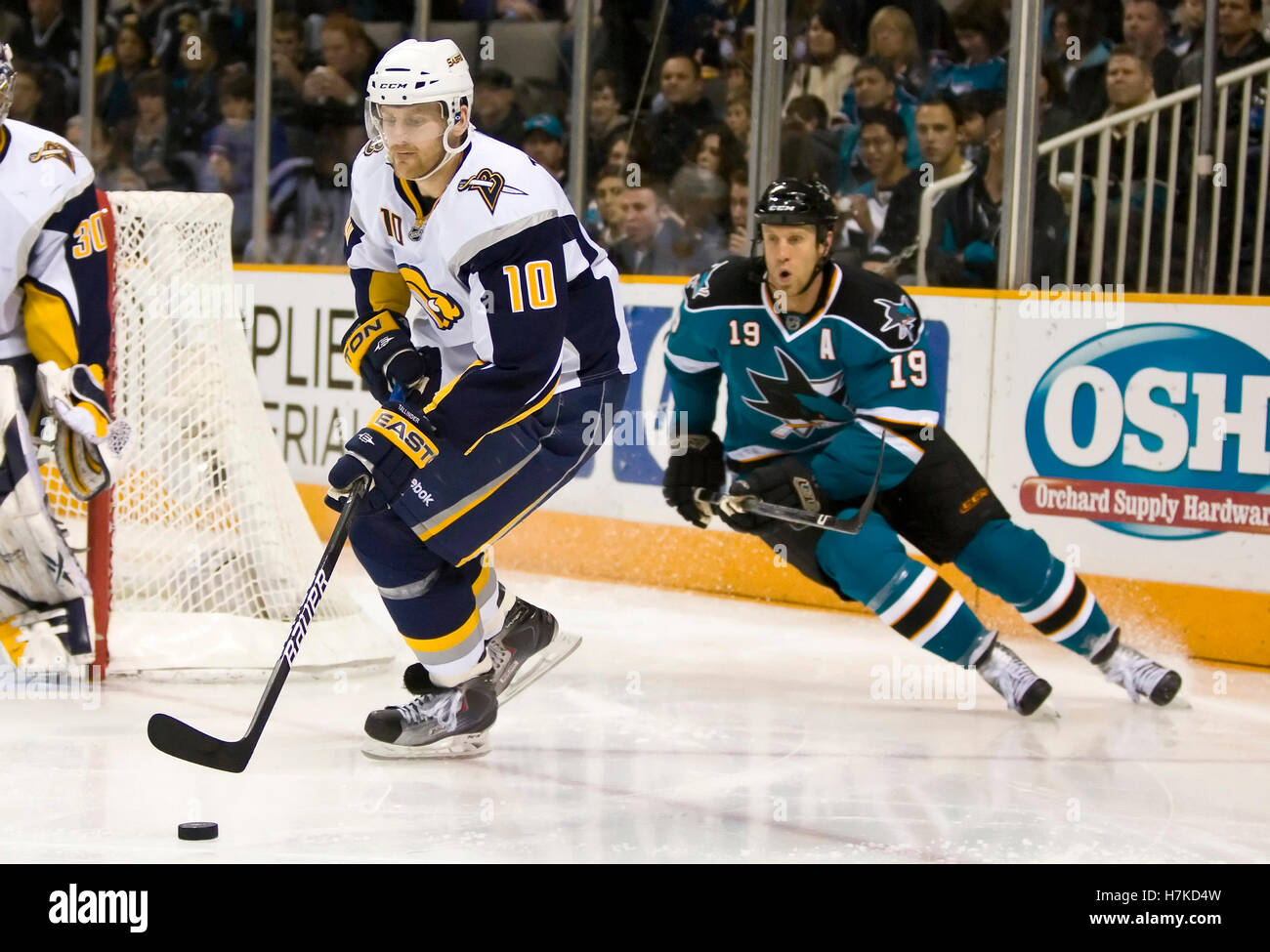 23 janvier 2010, San Jose, CA, USA ; défenseur Henrik Tallinder Buffalo Sabres (10) au cours de la deuxième période contre les Sharks de San Jose chez HP Pavilion. San Jose a battu Buffalo 5-2. Banque D'Images