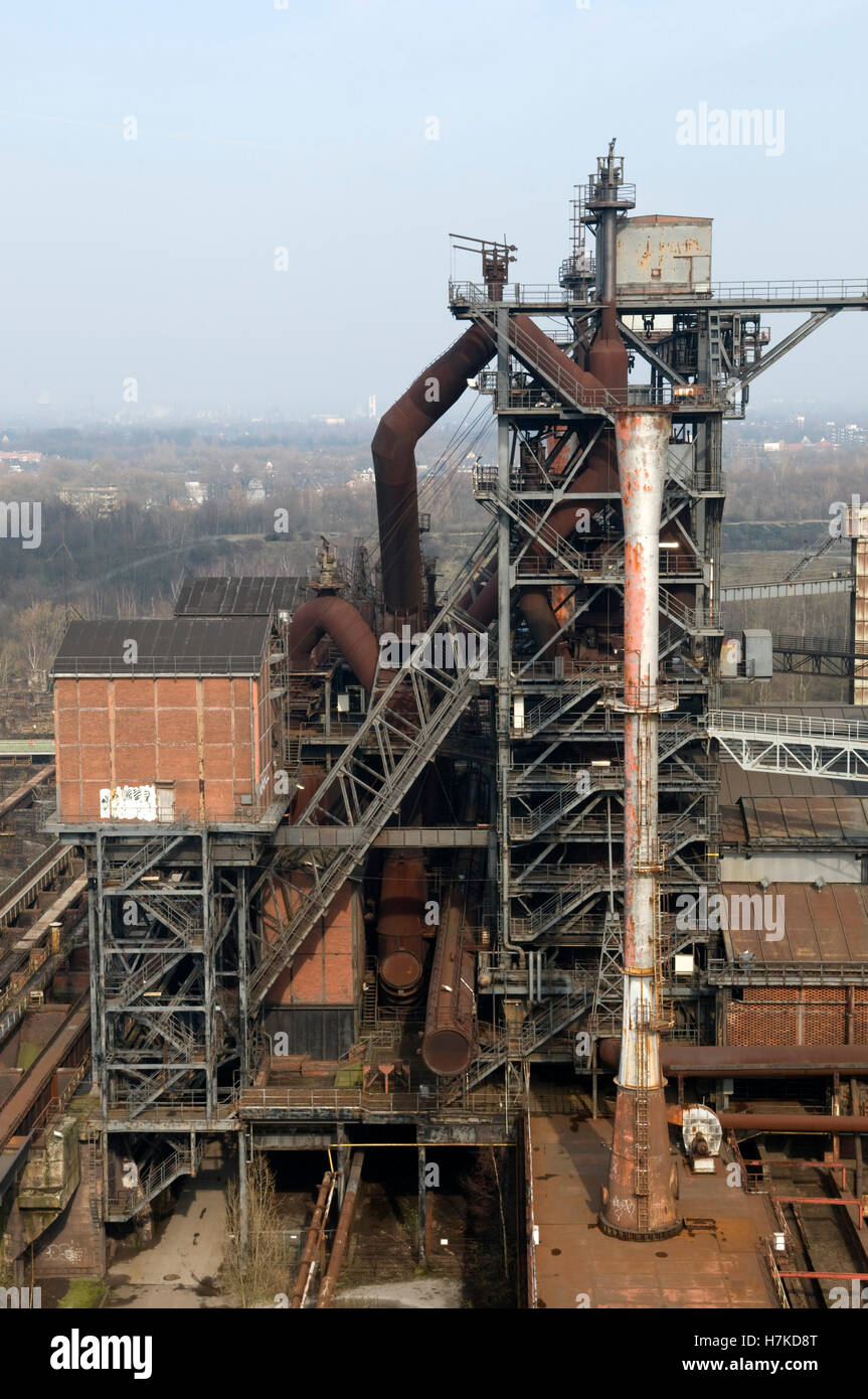 Haut-fourneau d'une ancienne usine sidérurgique de l'Landschaftspark Duisburg Nord parc paysage, région de la Ruhr Banque D'Images