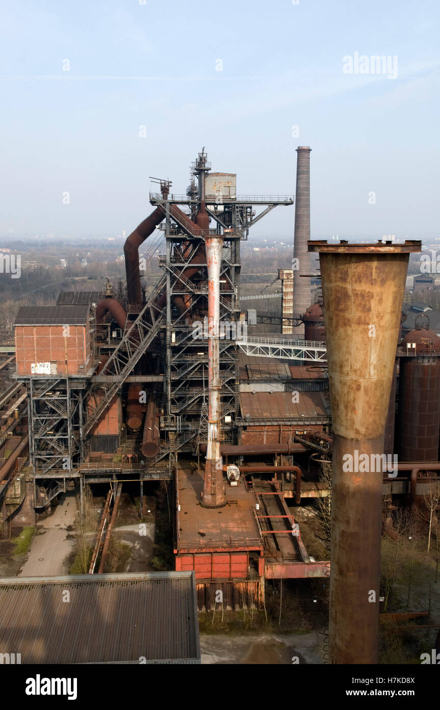 Haut-fourneau d'une ancienne usine sidérurgique de l'Landschaftspark Duisburg Nord parc paysage, région de la Ruhr Banque D'Images