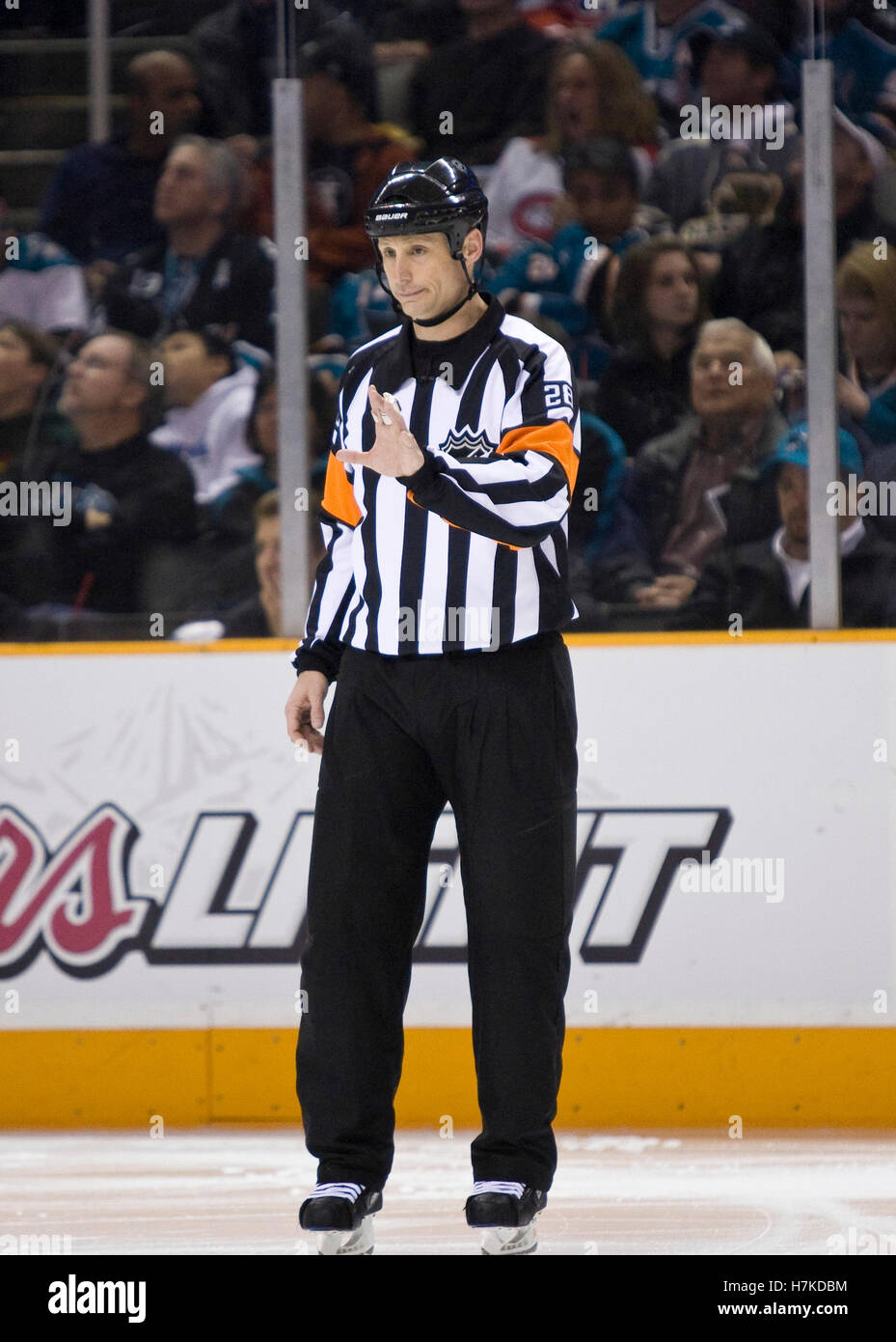 Le 4 mars 2010, San Jose, CA, USA ; arbitre de la LNH Chris Lee durant la deuxième période du jeu entre les Sharks de San Jose et les Canadiens de Montréal chez HP Pavilion. San Jose a défait 3-2 Montréal. Banque D'Images