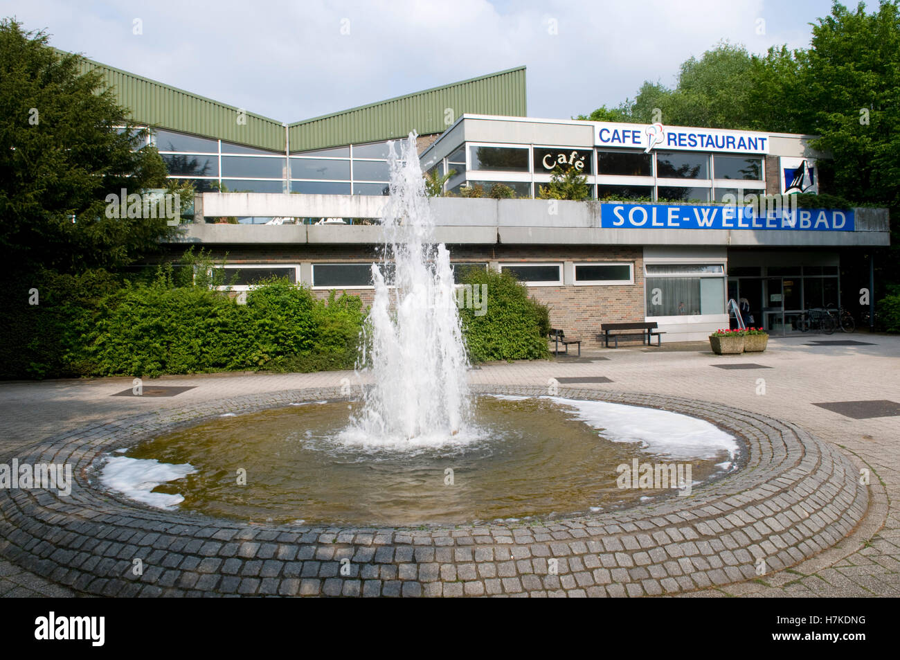 Vague artificielle et piscine d'eau salée à des jardins du spa, Bad Laer, spa, Osnabruecker Pays Région, Basse-Saxe Banque D'Images