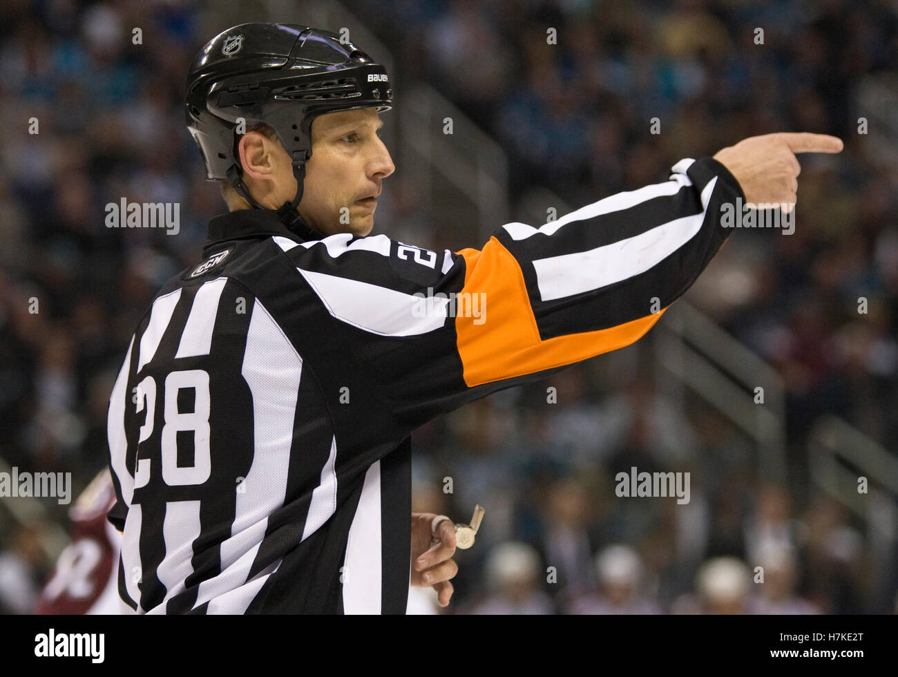 16 avril 2010, San Jose, CA, USA ; arbitre de la LNH Chris Lee durant la première période de jeu deux entre les Sharks de San Jose et de l'Avalanche du Colorado au premier tour des éliminatoires de la Coupe Stanley de 2010 chez HP Pavilion. San Jose a défait le Colorado 6-5. Banque D'Images